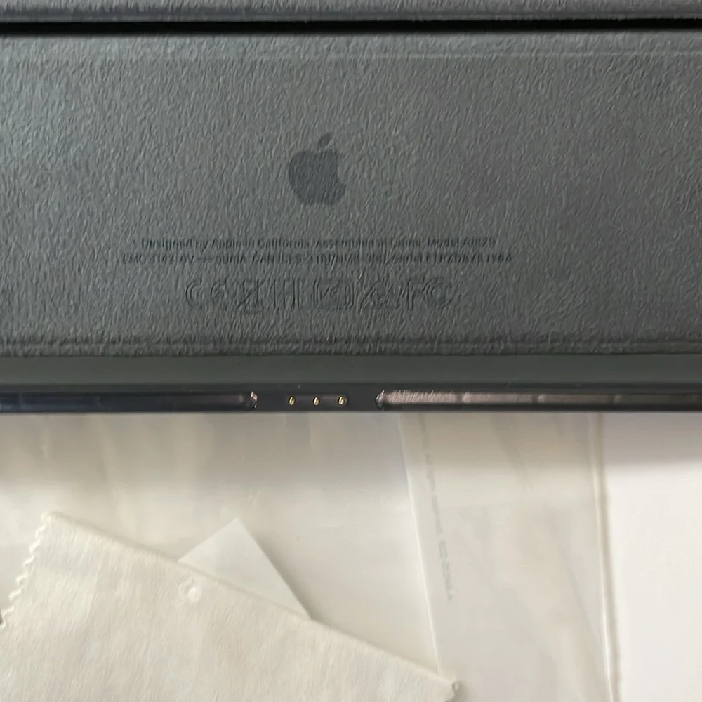 •| Apple IPad smart keyboard
